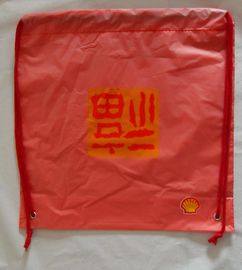 Rote Plastikzugschnur-Doppeltschulterrucksack-/-Zugschnureinkaufstaschen