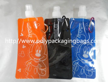 Orange/blaue Plastikwasser-Taschen stehen oben Beutel mit dem Tüllen-Verpacken