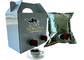 Goldener Stempel, der arabische heiße Kaffee-Taschen im Kasten mit Zapfen-/Verbindungsstück-Zufuhr-Ventil druckt
