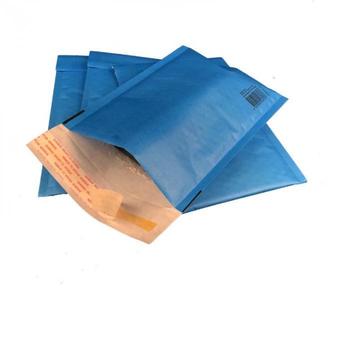 Recyclebare Blase schlägt grünes Kraftpapier ein und verpackt aufgefüllte Post-Taschen 0